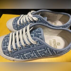 FENDI DOMINO US SIZE 5